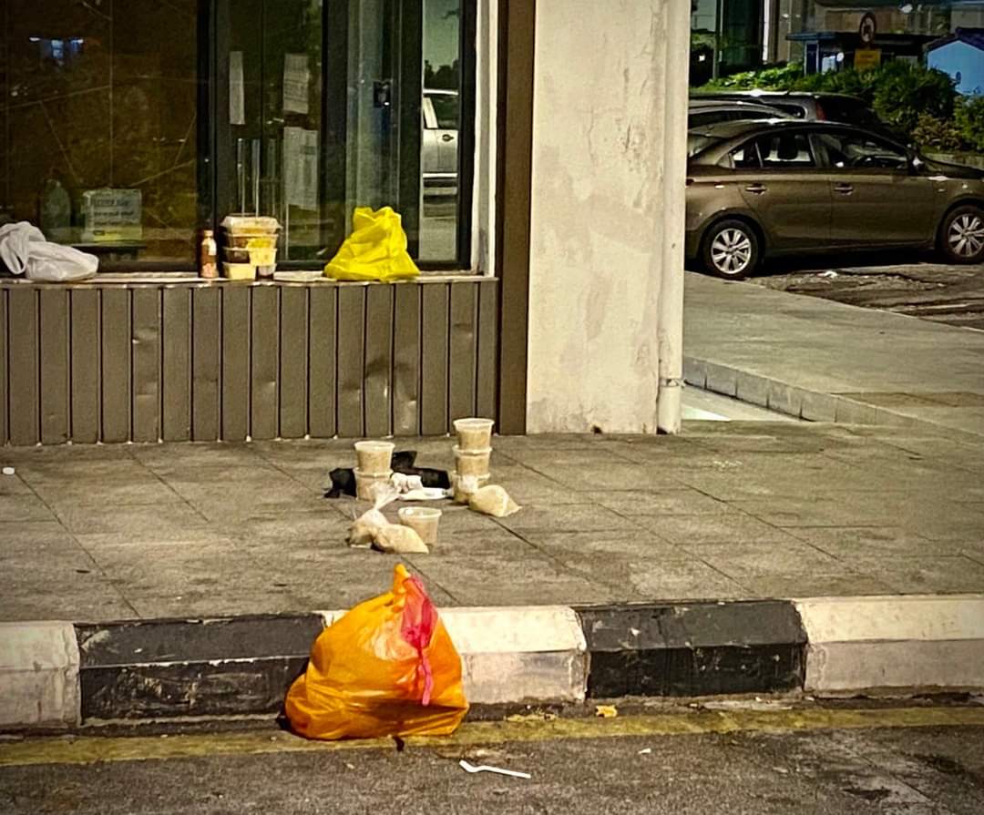 DeanOrDeen's tweet photo. Semua berebut nk buat amal bln Ramadan. Tp jgn sampai membazir &amp; menyusahkan. Tiap tahun ulang2 bnda sama, ego xnk belajar or kerjasama, semua  nk kejar nama. 

Makanan terbiar smpai basi sebb semua dok pakat derma 20-30 BUNGKUS. https://t.co/RWxLSib6zY