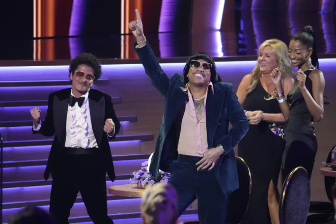 MySumatera's tweet photo. Pak Tarno on #GRAMMYs be like....

#GrammyAwards #GRAMMYsTNT #AndersonPaak #BrunoMars #IndiHome https://t.co/bWTxP48cZu