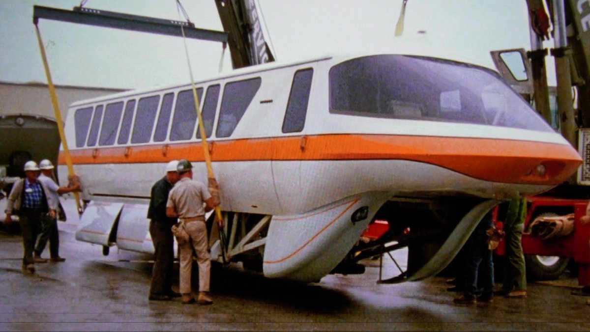 Disney_Timeline's tweet photo. 1971 - Monorail Orange is the first Mark IV Monorail delivered to the @WaltDisneyWorld Monorail System https://t.co/QjkUOK0S24
