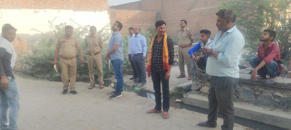 SdoKabari's tweet photo. Morning Raid in IPDS Kabrai Town, MAHOBA-2 https://t.co/dLI0H64SL1