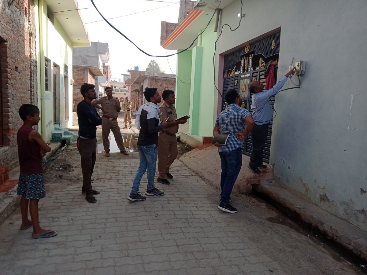 SdoKabari's tweet photo. Morning Raid in IPDS Kabrai Town, MAHOBA-2 https://t.co/dLI0H64SL1