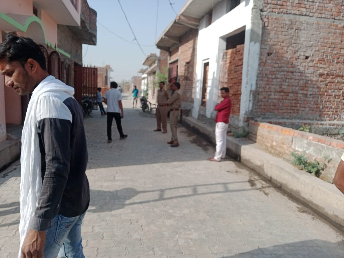 SdoKabari's tweet photo. Morning Raid in IPDS Kabrai Town, MAHOBA-2 https://t.co/dLI0H64SL1