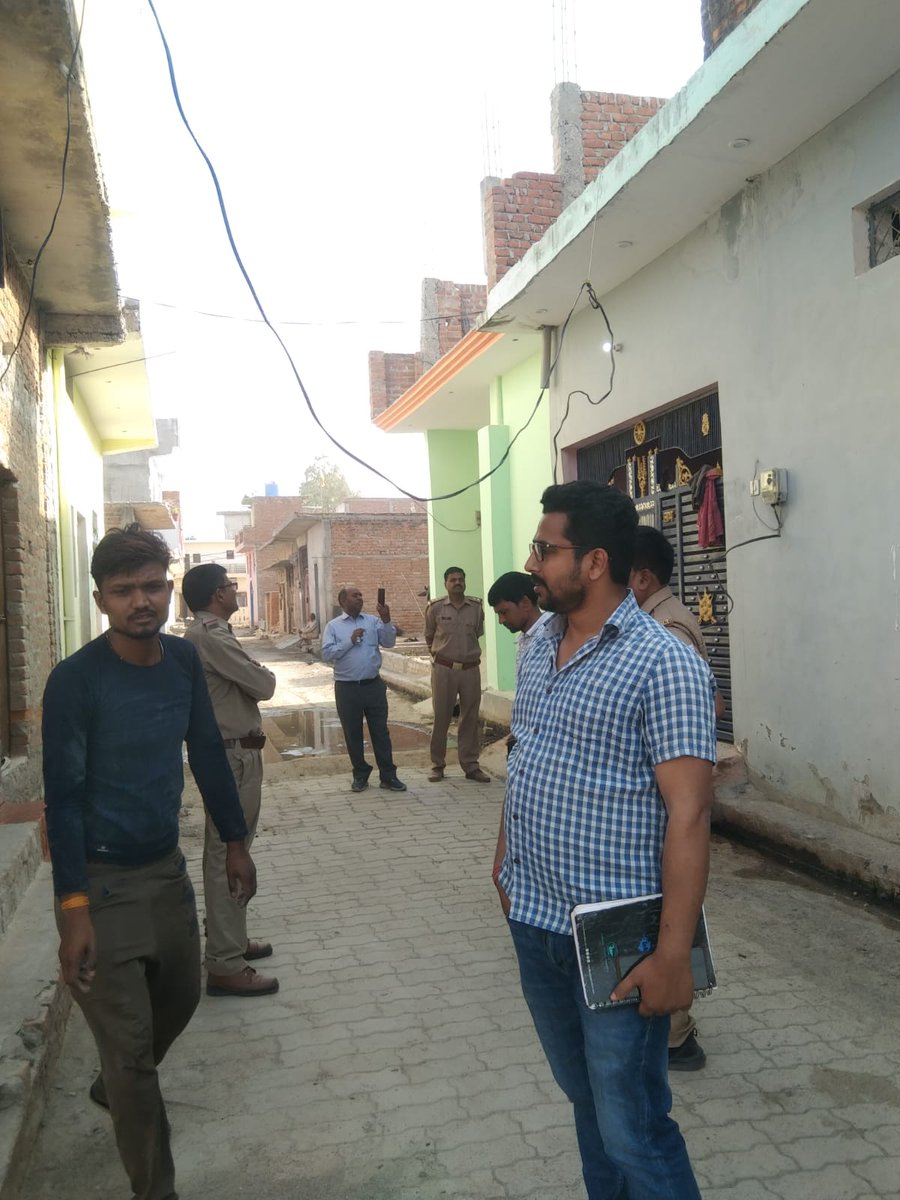 SdoKabari's tweet photo. Morning Raid in IPDS Kabrai Town, MAHOBA-2 https://t.co/dLI0H64SL1