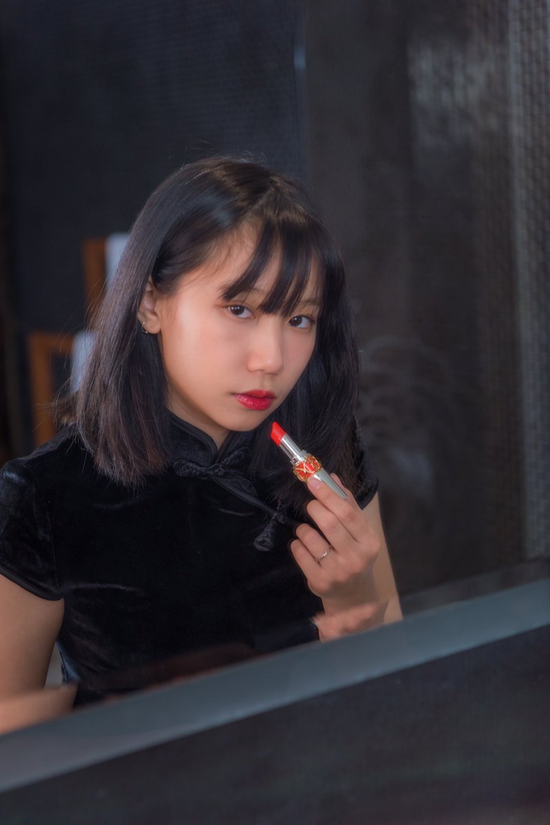 塗口紅 凌亂的瀏海

#旗袍 #口紅 #大學生 #學生 #女大学生 #台灣 #短发 #台中