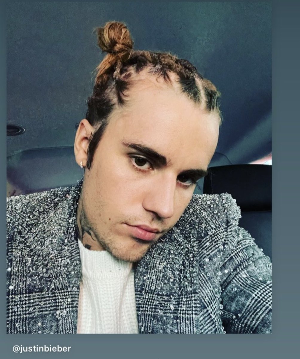 fibulaa's tweet photo. My Uber at 3am telling me about her ant farm https://t.co/sGhgB3e1js