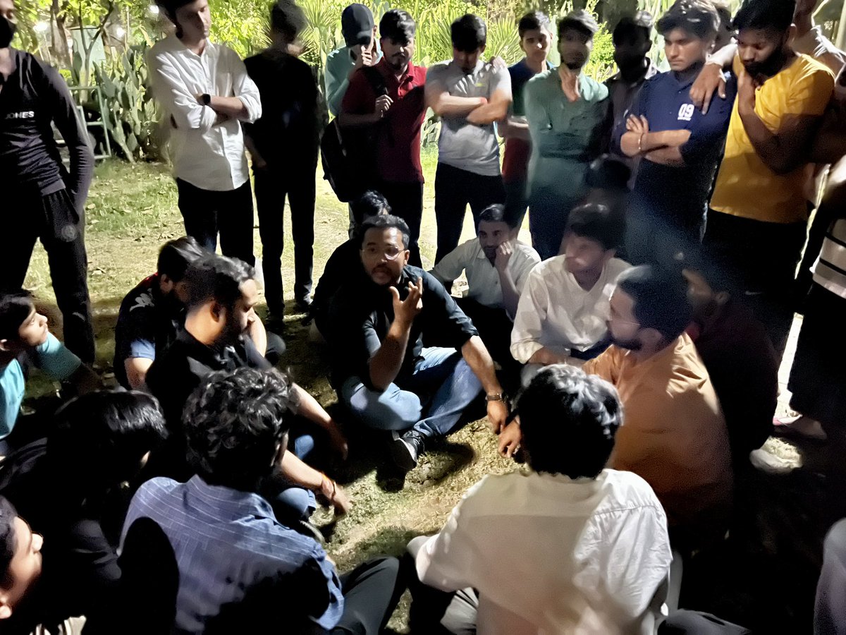 DUSUofficial's tweet image. कल रात को दिल्ली विश्वविद्यालय छात्रसंघ अध्यक्ष अक्षित दहिया जी ने आर्ट्स फ़ैकल्टी पर विद्यार्थियों की समस्या सुनी और उनको आश्वस्त किया कि समाधान की दिशा में आगे बढ़ने के लिए डूसू प्रतिबद्ध है और @UnivofDelhi के प्रत्येक छात्र के साथ मज़बूती से खड़ा है।