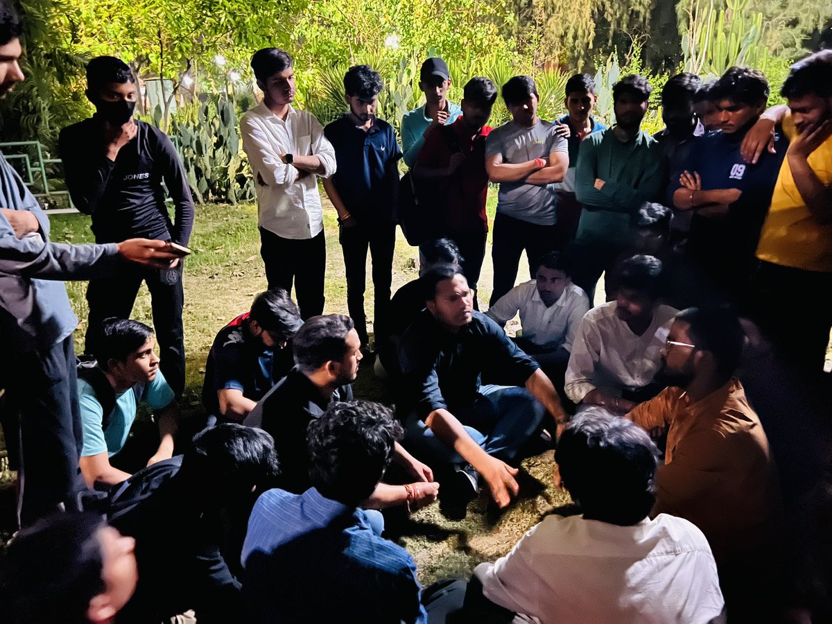 DUSUofficial's tweet image. कल रात को दिल्ली विश्वविद्यालय छात्रसंघ अध्यक्ष अक्षित दहिया जी ने आर्ट्स फ़ैकल्टी पर विद्यार्थियों की समस्या सुनी और उनको आश्वस्त किया कि समाधान की दिशा में आगे बढ़ने के लिए डूसू प्रतिबद्ध है और @UnivofDelhi के प्रत्येक छात्र के साथ मज़बूती से खड़ा है।