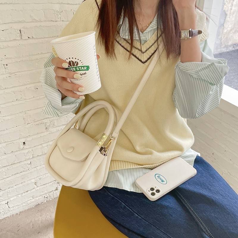 Grace bag 350฿ ส่งฟรี พร้อมส่ง✅

มี2สี เบจ ฟ้า สายสะพาย ถอดสายออกได้ และเลื่อนปรับความยาวได้ ความยาวสาย97-112cm  มีสายสะพายยาวให้  ตัวปิดกระเป๋าเป็นแม่เหล็ก 

#รับคนละครึ่ง #กระเป๋าพร้อมส่ง