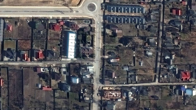 dariusharai's tweet photo. NYT
Imagen satelital de la empresa estadounidense Maxar muestra que varias de las mismas personas que fueron filmadas este fin de semana, están allí desde que los rusos tomaron la ciudad el 11 de marzo

Por lo tanto, fueron asesinados antes de que las fuerzas rusas abandonaran... https://t.co/1kxSECGDO1