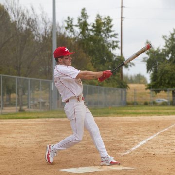 #PriyankaChopra cheers for #NickJonas at his baseball game; looks chic in her sporty look
Read More- bit.ly/3NQ7m6v