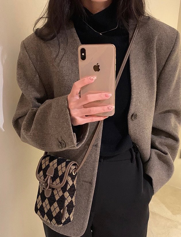 Rocky phone bag 320฿ พร้อมส่ง ส่งฟรี

สายสะพายยาวถอดออกได้ และผูกปมปรับความยาวได้ ความยาวสาย115cm size : 11x17x4cm ตัวปิดกระเป๋าเป็นคล้ายๆกระดุม 

#รับคนละครึ่ง #กระเป๋าพร้อมส่ง