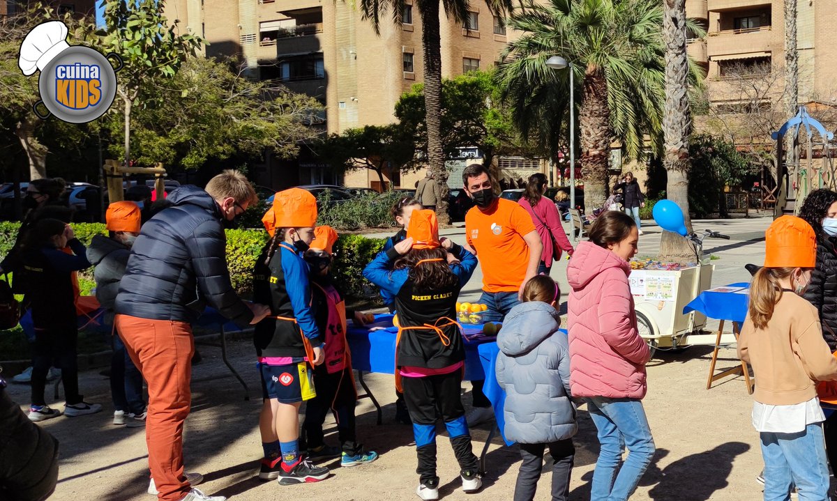 cuinakids's tweet photo. El otro día os hablábamos de la jornada festiva de concienciación sobre #TEA que organizaba @RedCenit ¡Vino un montón de gente! Estuvimos con nuestros compis de @Kiwa_global preparando divertidos trampantojos con niños/as geniales. #CuinaKids #RedCenit #Kiwa https://t.co/pliLt1IG06