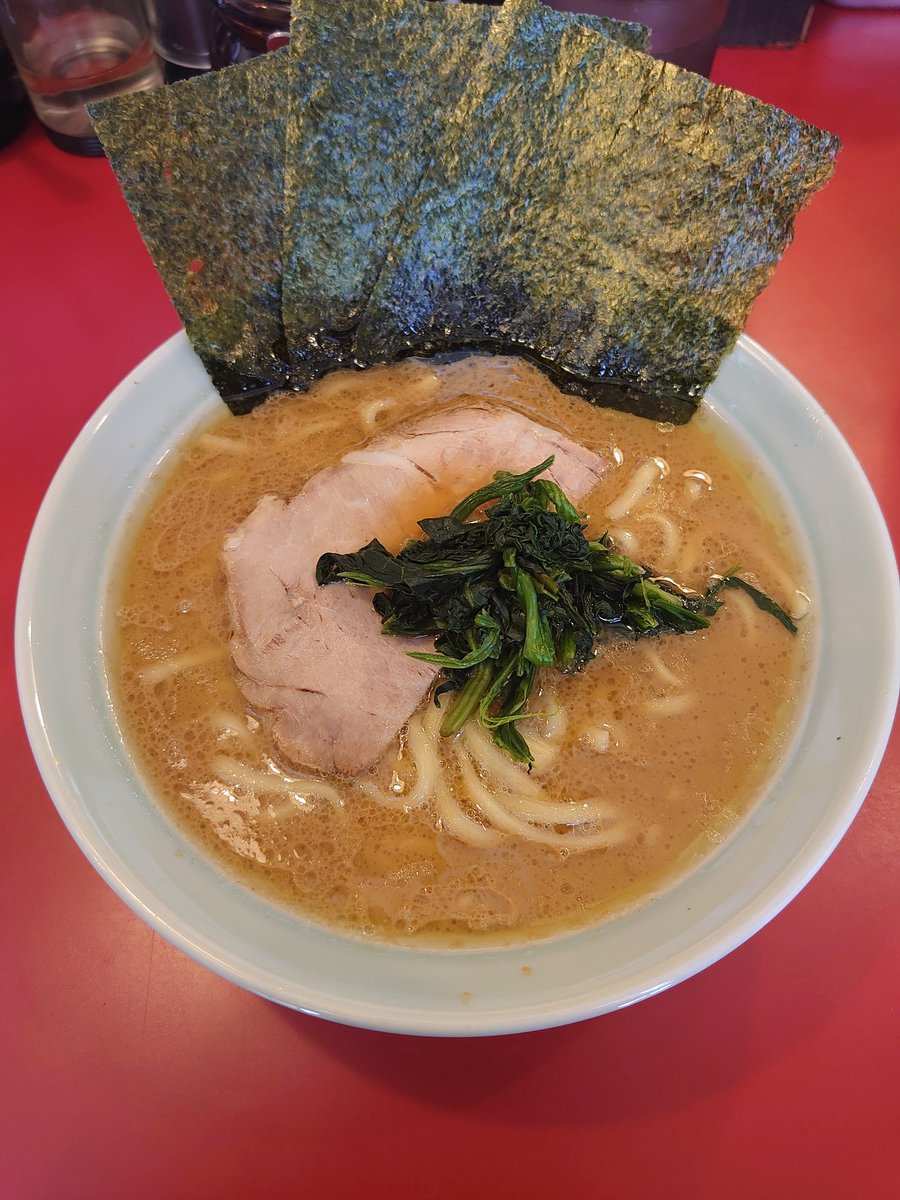 raaaaachu's tweet photo. 三七十家 ラーメン 味濃いめ麺普通アブラ普通
外は桜満開でも店内は真夏日🥵
明日休みなので気にせずニンニク投入
海苔をスープに浸してご飯😋
最後は濃いめのスープとご飯〆
秋になったらまたくるよ https://t.co/73izU91Dox