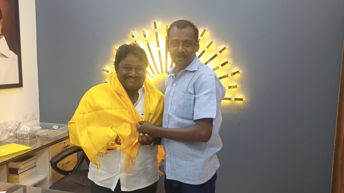 rajkumar_pro's tweet photo. எல்லோர் மீதும் பேரன்பை பொழியும் பண்பாளர். காலேஜ்மெட் போல அன்பை தெளிக்கும் ஆகாய மனம் கொண்டவர். உபசரிப்பில் உள்ளமுள்ள அளவுக்கு உயர்ந்ததொரு குணம் கொண்டவர். ஒருமுறை பார்த்தாலும் மறுமுறை ஞாபகம் வைத்திருக்கும் ஞானச்சூரியன். மேன்மக்கள் மேன்மக்களே @mkstalin @Udhaystalin @PrabhakarRaja88 https://t.co/YBnqu5SqVo