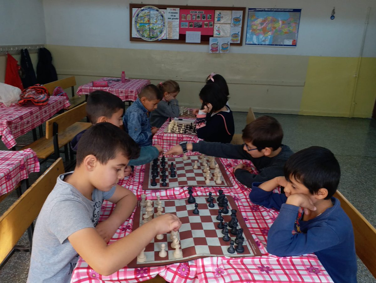 Öğrencilerimizin gelişimine katkıda bulunan kursların sayısını Yakutiye Halk Eğitim Merkezi nezdinde açtığımız Akıl ve Zekâ oyunları kursuyla artırdık <a href="/chnkvnc/">Cihan KIVANÇ</a> @Selahat19835613 <a href="/ergnozgntr/">Ergnozgntr</a> <a href="/Yakutiyemem/">YAKUTİYE İLÇE MEM</a> <a href="/Yakutiyehem/">YAKUTİYE HALK EĞİTİMİ MERKEZİ</a>