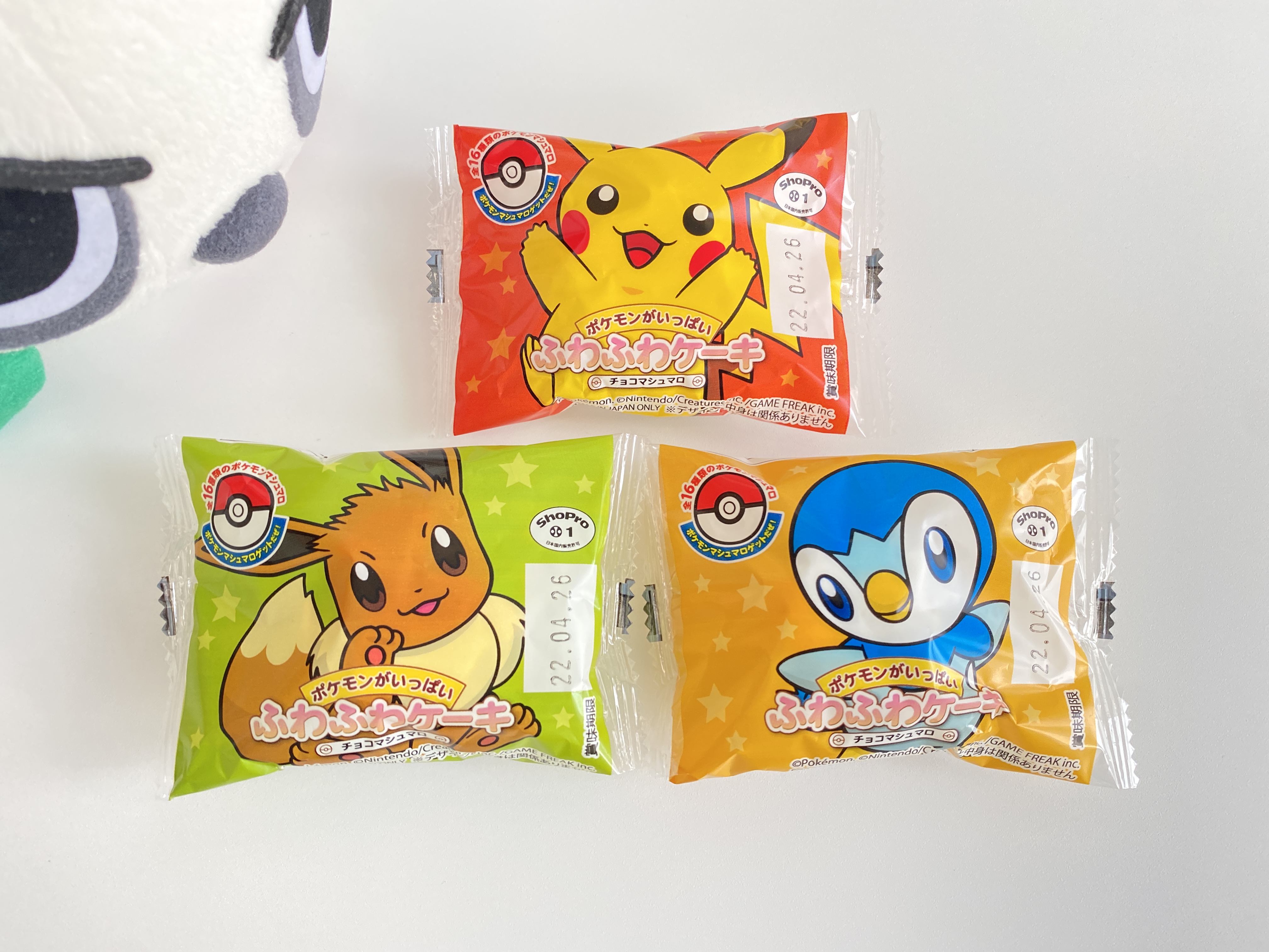 ポケモンだいすきクラブ編集部 公式 竹下製菓さんから まろやかなチョコレートをふわふわのマシュマロで包み込んだポケモンの ふわふわケーキ が発売するよ ピカチュウ イーブイ ポッチャマの3種類のパッケージで 中のマシュマロの形は16種類