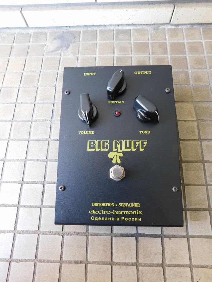 MARUYAHiroshima's tweet photo. 【中古】　Electro-Harmonix
エレハモ
Big Muff Black Russian Muff

ミリタリーな風合い、謎めいた雰囲気に加え、独特のディストーション的でローのしっかりとした音色が特徴

https://t.co/NcaNRqnYyC

#エレハモ #bigmuff #russianmuff #blackmuff #黒マフ #ロシアンマフ #エフェクター #マルヤ https://t.co/Et0jlvAiOY
