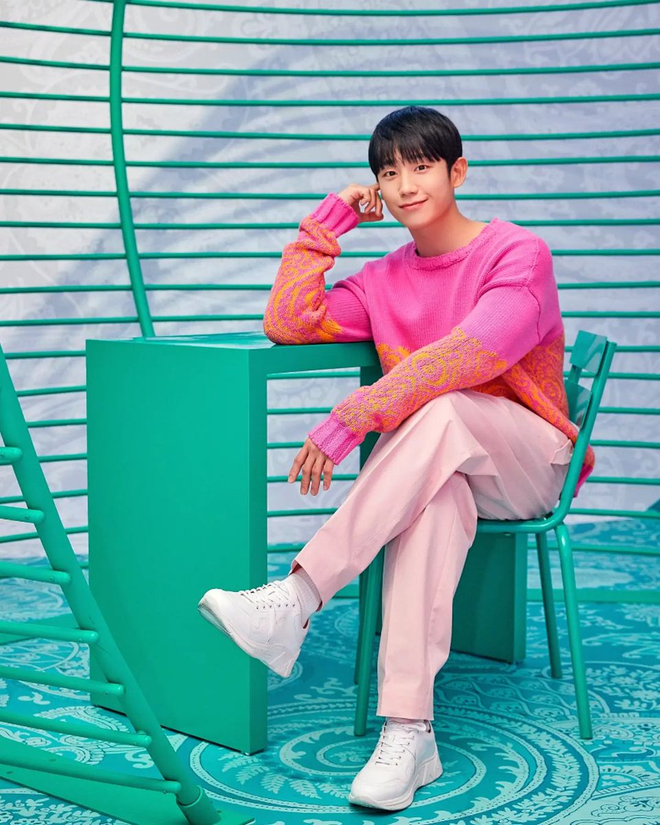 forjunghaein's tweet photo. it's a rare sight to see jung haein wearing bright colors he looks so good 👌 https://t.co/PMAXUIuwQw
