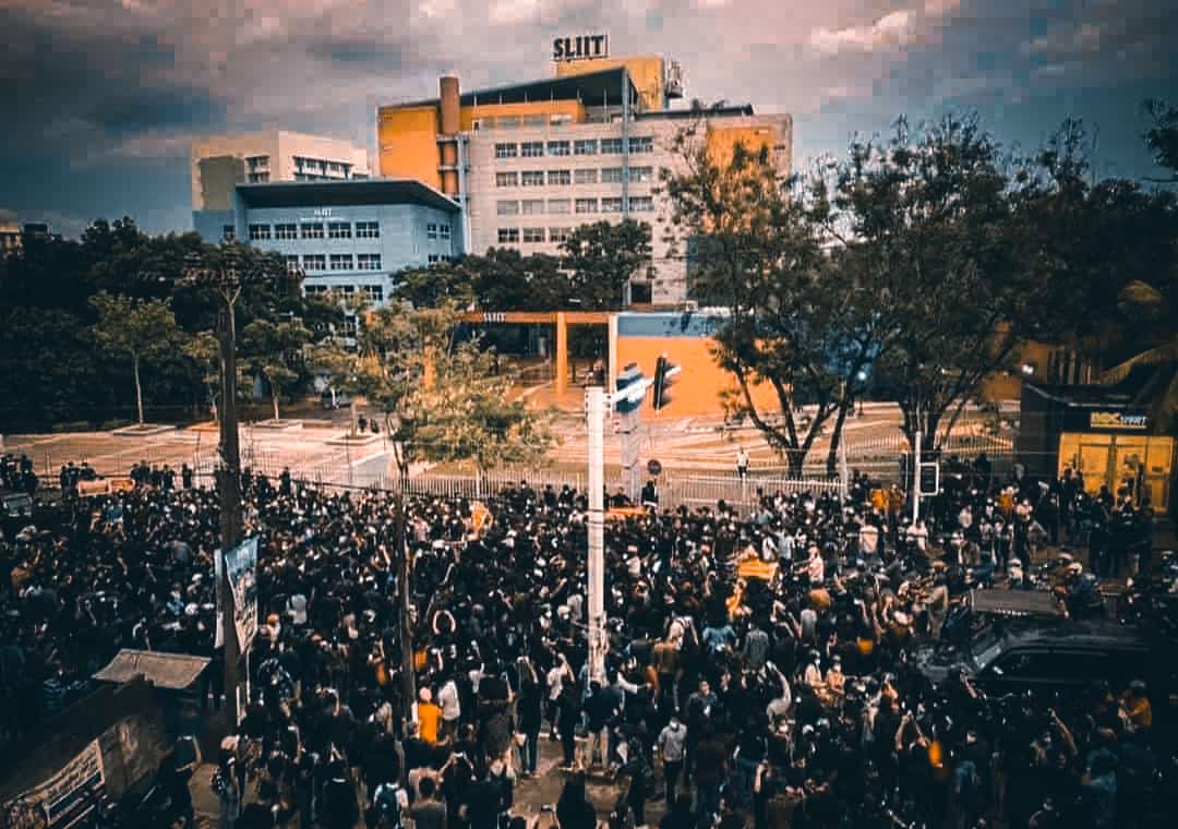 Dilsha56518777's tweet photo. SLIIT Protest 🖤🎓🔥
First Picket in island by private university
අරගලයට ජය 🤘
#gohomerajapaksas #SLIIT #GoHomeGota #GoHomeGota2022 #EconomicCrisisLK https://t.co/vYx8WfOSH0