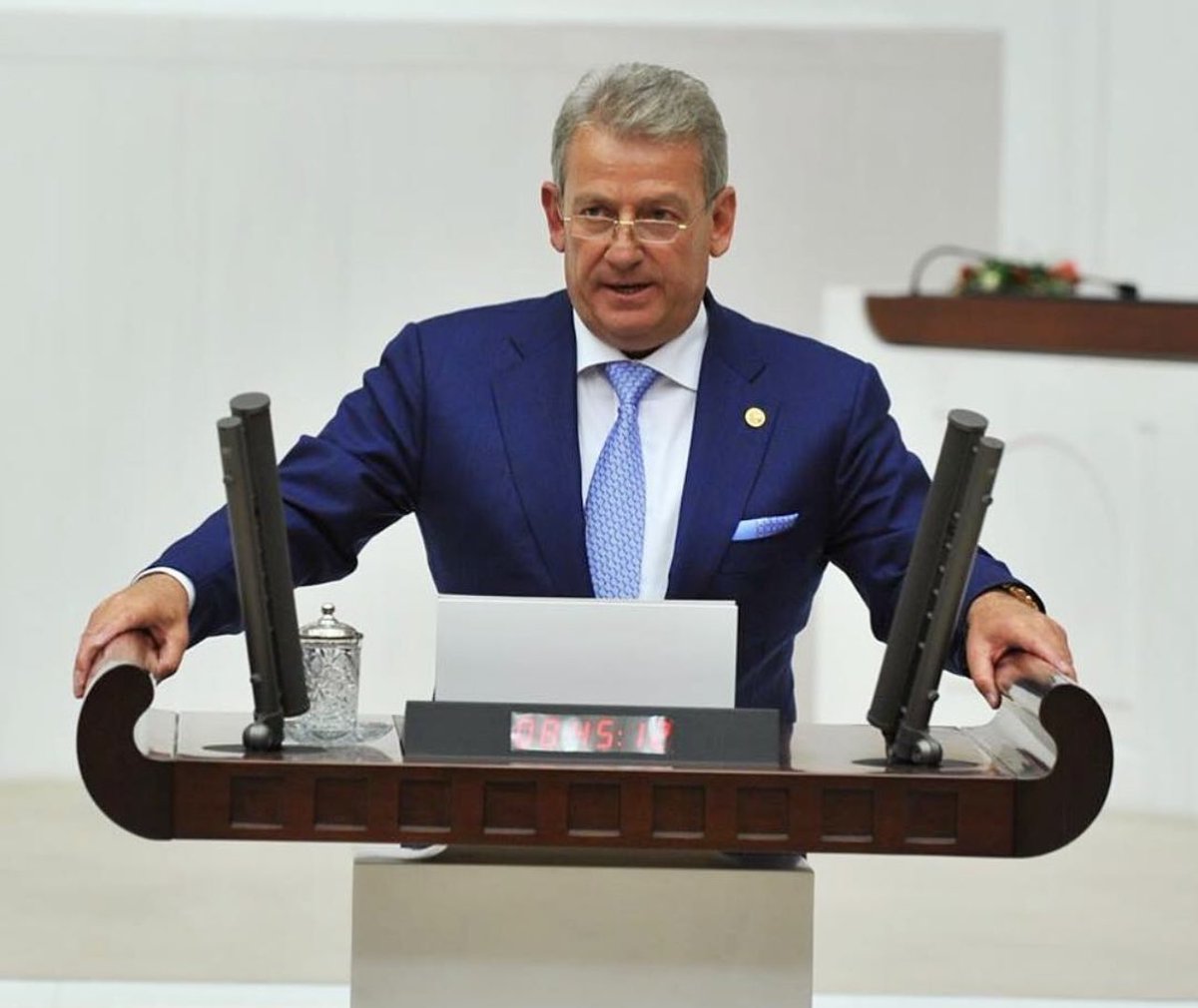 Hayatın her anında ve her alanında hiç kimseden hiçbir şey beklemeksizin,ödünsüz ve ilkeli bir kararlılıkla,hukuk,yasalar ve adalet için direnebilmektir Avukat olmak.Adaleti mahkeme koridorlarında aramayın.Vicdanınızda yoksa hiçbir yerde yoktur.
Dünya Avukatlar günü kutlu olsun.