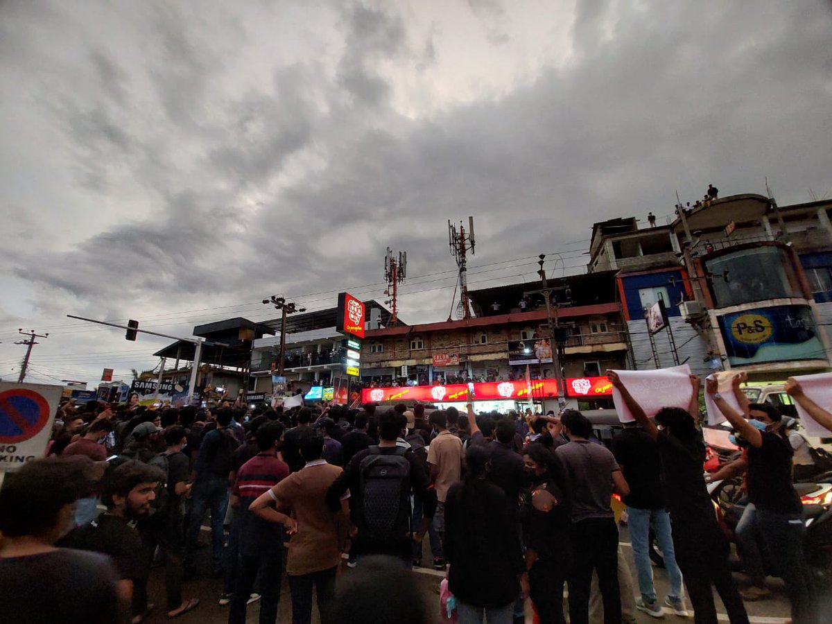 Dilsha56518777's tweet photo. SLIIT Protest 🖤🎓🔥
First Picket in island by private university
අරගලයට ජය 🤘
#gohomerajapaksas #SLIIT #GoHomeGota #GoHomeGota2022 #EconomicCrisisLK https://t.co/vYx8WfOSH0