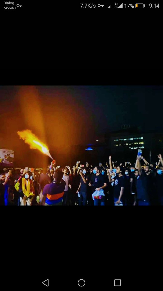 Dilsha56518777's tweet photo. SLIIT Protest 🖤🎓🔥
First Picket in island by private university
අරගලයට ජය 🤘
#gohomerajapaksas #SLIIT #GoHomeGota #GoHomeGota2022 #EconomicCrisisLK https://t.co/vYx8WfOSH0