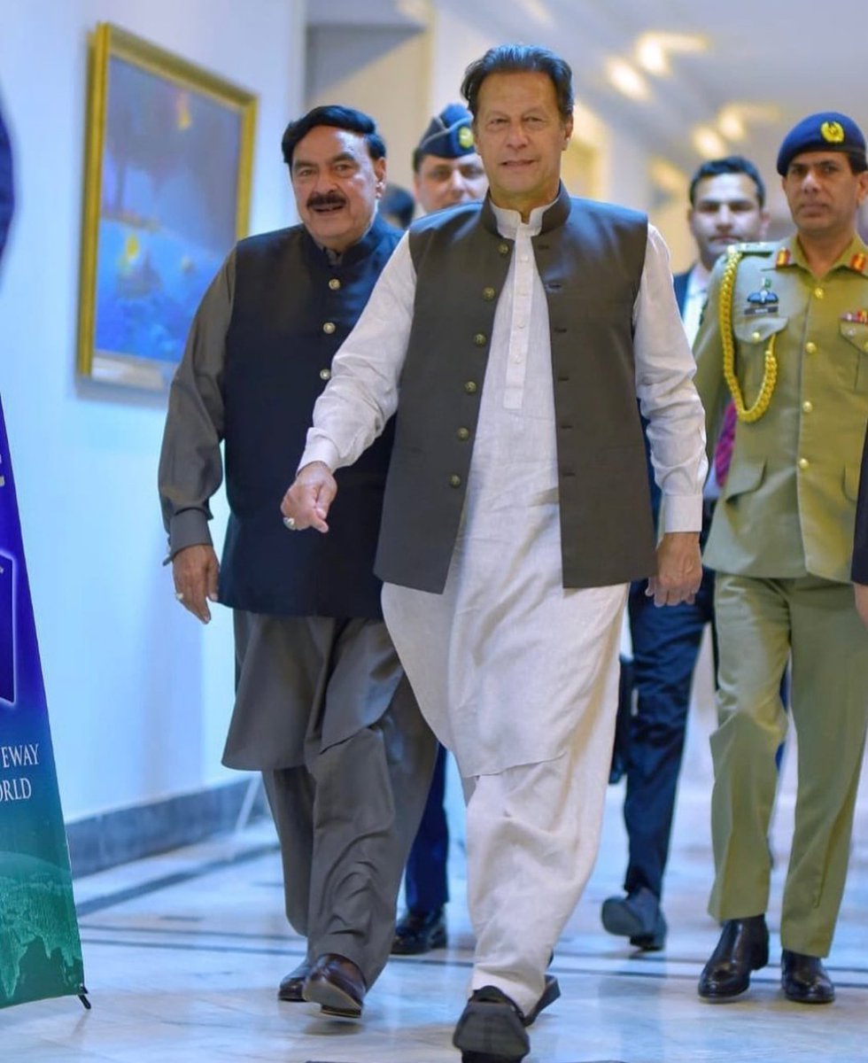 InsafPK's tweet photo. Either you Surrender Or you fight for freedom Till Death. What will we do? I asked my self this Question 
And my Believe is La ilaha ilalah their is no God But one and we will fight.
@ImranKhanPTI
#جیت_ہوگی_خودداری_کی https://t.co/wufbUTO68w
