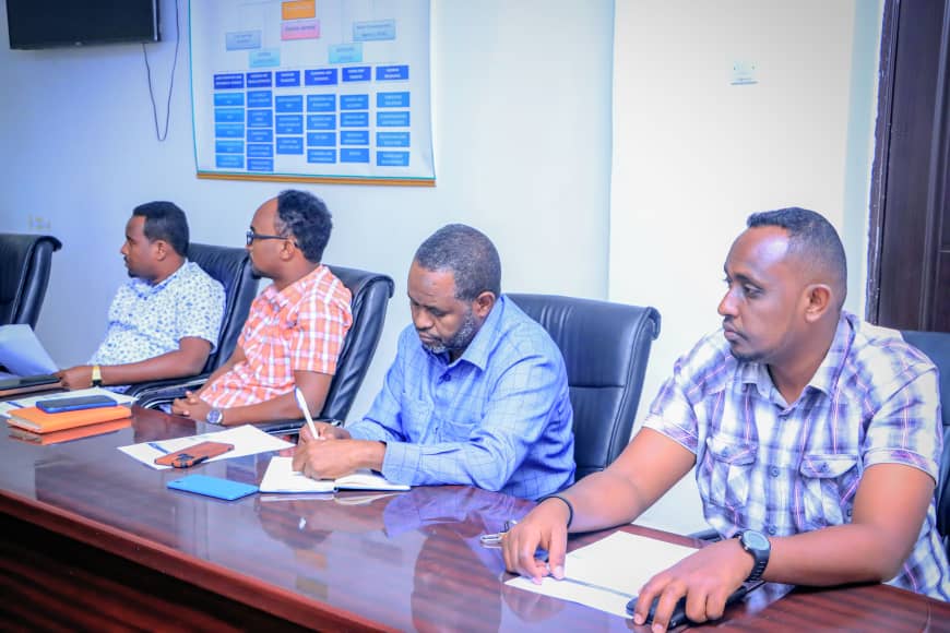 SomalilanDmotrd's tweet photo. Agaasimaha Guud ee Wasaarada Gaadiidka iyo Horumarinta Jidadka Md. Ahmed Abokor Mohamed  oo ay wehelinayaan Agaasimayaasha  Waaxaha  Gaadiidka iyo Qorshaynta Muuse Yuusuf  Ibraahim iyo Cabdilaahi Samadoon ayaa maanta oo Isniin kulan la qaatay  ururka Gaadiidlayda dalka. https://t.co/36eR7pasvr
