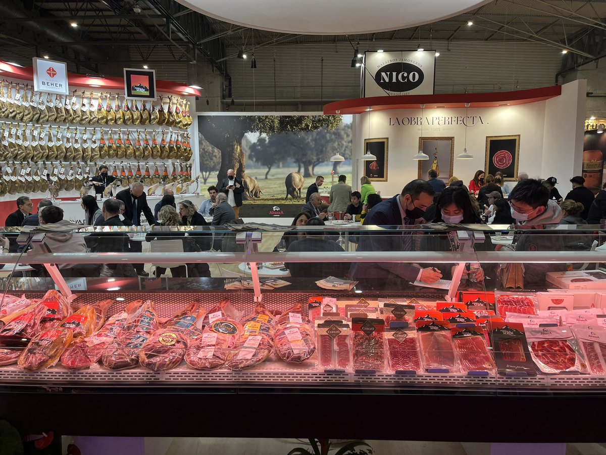 andre_324's tweet image. ¡Un saludo desde @AlimentariaBCN en #Barcelona #España!

Mucho optimismo, ánimo, felicidad y éxito se siente en los pabellones de esta feria. ¡La industria cárnica marca presencia con sus innovaciones!