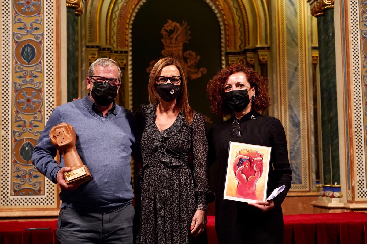 fvmpendirecto's tweet photo. Maria Josep Amigó, Vicepresidenta de la Diputació de València entrega el premio en la categoría de "Divulgación y protección de derechos y libertades" al ayuntamiento de Casinos. #PremisFVMPBonGovern https://t.co/8nEc89uUjx