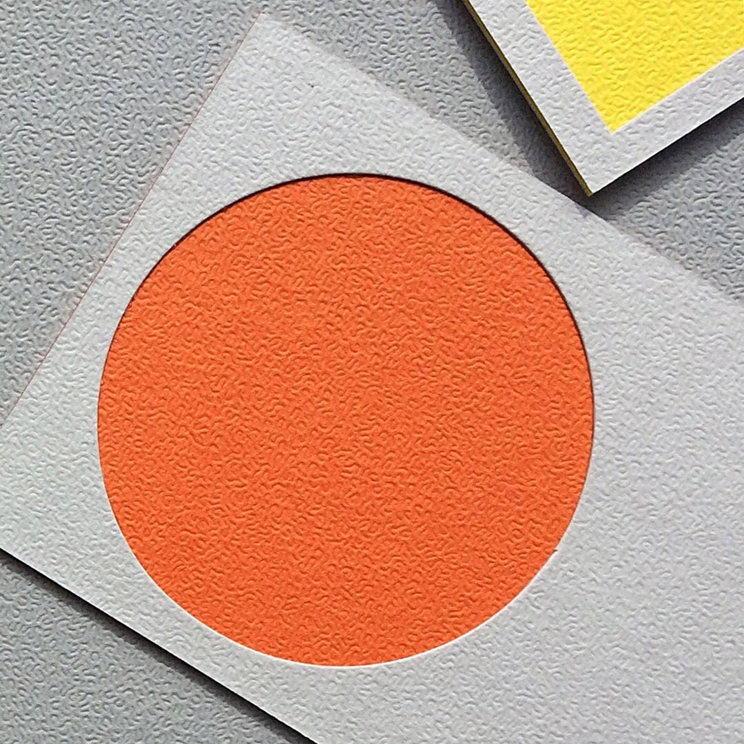 RealtPaperLtd's tweet image. IMPRESSIVE Business cards for @AHFormes featuring a Sandgrain emboss, on die cut contrasting @colorplanpapers sheets that have been triplexed to 525gsm. Printed by Lancashire Printing Co with die cut by @PointControl. 

#colorplan
#triplexed