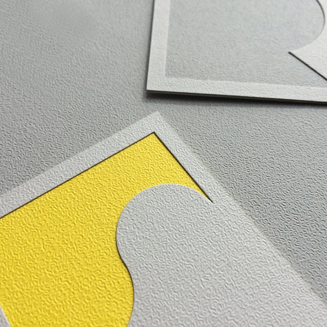 RealtPaperLtd's tweet image. IMPRESSIVE Business cards for @AHFormes featuring a Sandgrain emboss, on die cut contrasting @colorplanpapers sheets that have been triplexed to 525gsm. Printed by Lancashire Printing Co with die cut by @PointControl. 

#colorplan
#triplexed