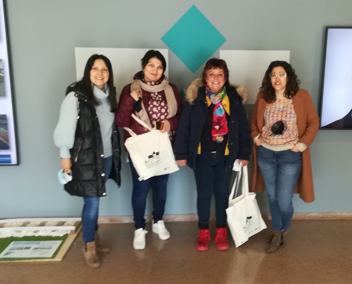 CITEEC_udc's tweet photo. Hoxe visitaron o #CITEEC as assoc. profs. Nelly Trizlova e Valya Tomova, da Univ. de Varna (🇧🇬Bulgaria), de estadía na @euatac_udc dentro do programa #TeachingMobility (@Erasmus_Project).
Estiveron acompañadas por @SindySeara, subdirectora da EUAT e investigadora do @gCONS_udc https://t.co/5Fqzca7W5c