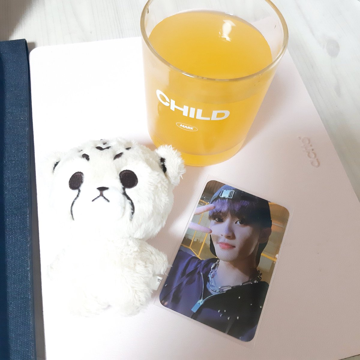 nowkid33's tweet photo. @apinch_ofsalt_ 
DREAM STAGE 드림 스테이지 기다려요😆 (ft.마크가 좋아하는 망고주스🥭, 치타리🐯, 그리고 마크💙) https://t.co/Y4I140YmoY
