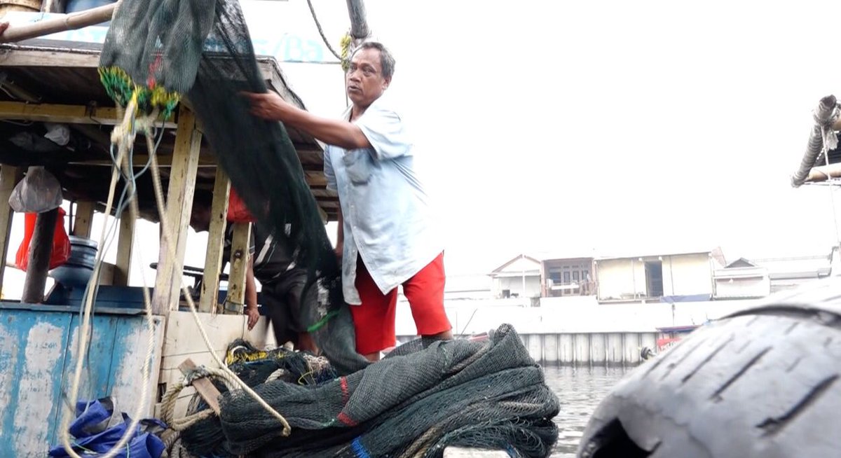 Chariwan nelayan tradisional di daerah Cilincing, Jakarta Utara  telah menghabiskan waktu lebih seperempat abad mencari nafkah di lautan. Ia hampir satu  satu bulan ia tak melaut. Ia ditinggal pulang kampung oleh anak buah kapal yang biasa bekerja dengannya. #BerkasKompas