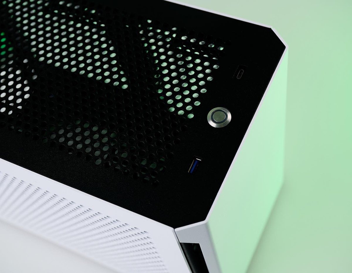 DensitySK's tweet photo. The black top fits the case so well. 

Feat. Sliger S620 Mini-ITX case.
#sffpc #miniitx https://t.co/vzdirfDgi2