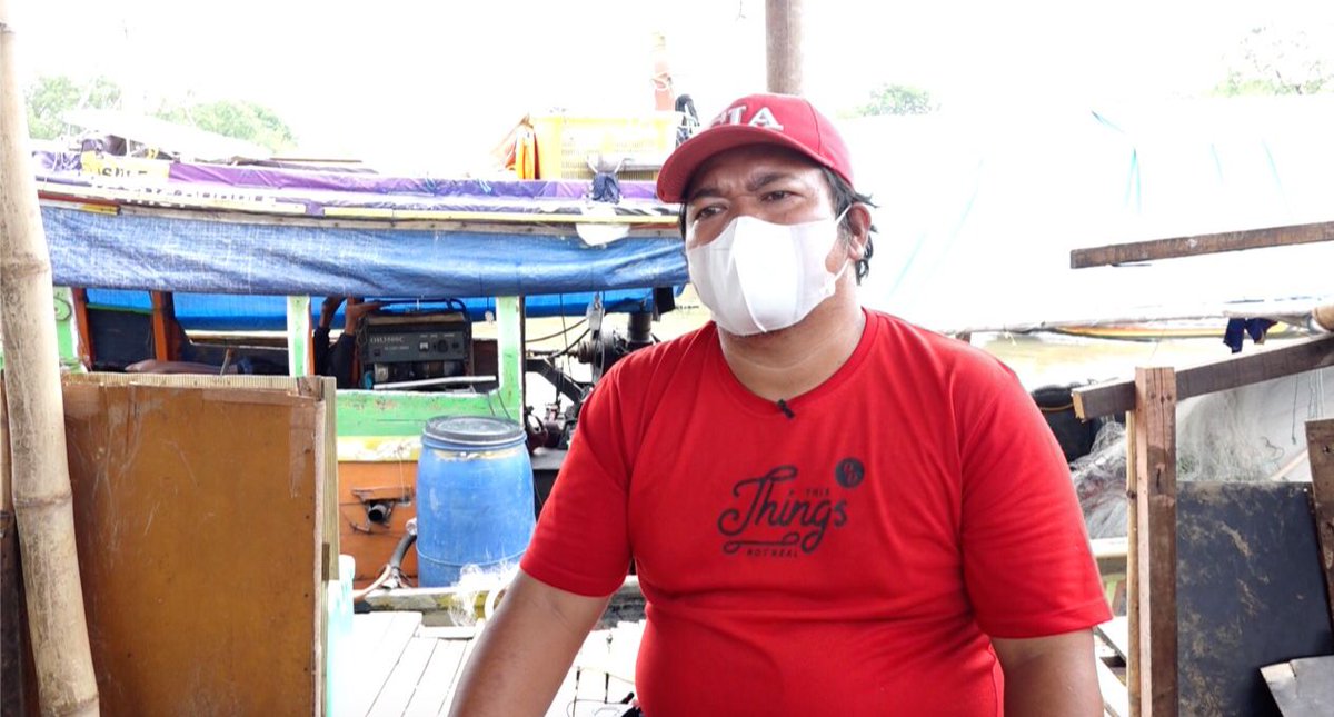 Akibat kesulitan mendapatkan solar, Ishak nelayan di Muara Angke, Jakarta Utara seminggu tak melaut. Kapal 10 grosston miliknya harus bersaing mendapatkan bahan bakar dengan kapal-kapal besar. Tak melaut artinya tak punya pendapatan. #BerkasKompas