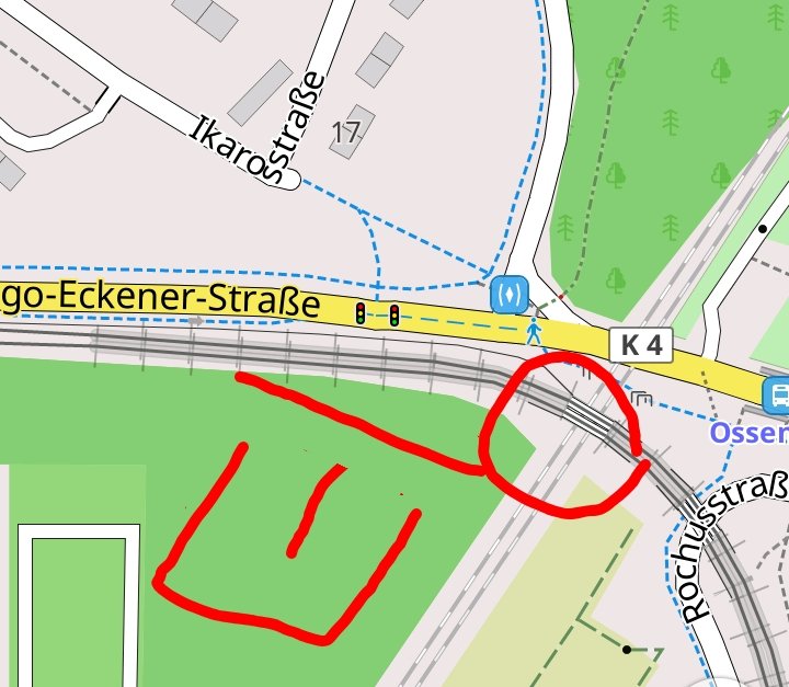 ColoniusColoni1's tweet photo. @Kampfteppich @Koeln In Ossendorf gibt es einen Bahnübergang mit zwei fiesen Sperren, die ich mit meinem ♿ nicht bewältigen kann. Ich muss auf die vielbefahrene Hugo-Eckener-Str. ausweichen. Die Sperre besteht nicht aus zwei 🚧, sondern aus drei Barrieren. https://t.co/jbo7a7GcCk