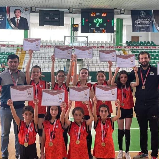 mehmetuyargsim's tweet photo. TÜRKİYE'DE İLK 8 DEYİZ.
Giresun'da Türkiye Okullararası Voleybol yarı finallerinde Vezirköprü Kargucak O.O Minik Voleybol takımımız 1.oldu.Türkiye finallerine katılacak.

Tebrik ederiz,emeği olanlara teşekkür ederiz.
@kasapoglu @ikasapoglu55 @resulozata55 @GSB_Samsun https://t.co/q77lxaUh6b