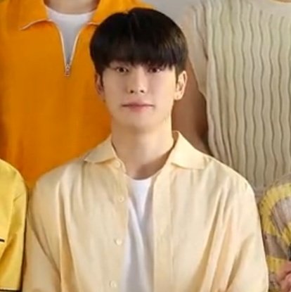 JJHLOOKS's tweet photo. 💛💛 https://t.co/6mEyNkO4SI