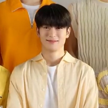 JJHLOOKS's tweet photo. 💛💛 https://t.co/6mEyNkO4SI
