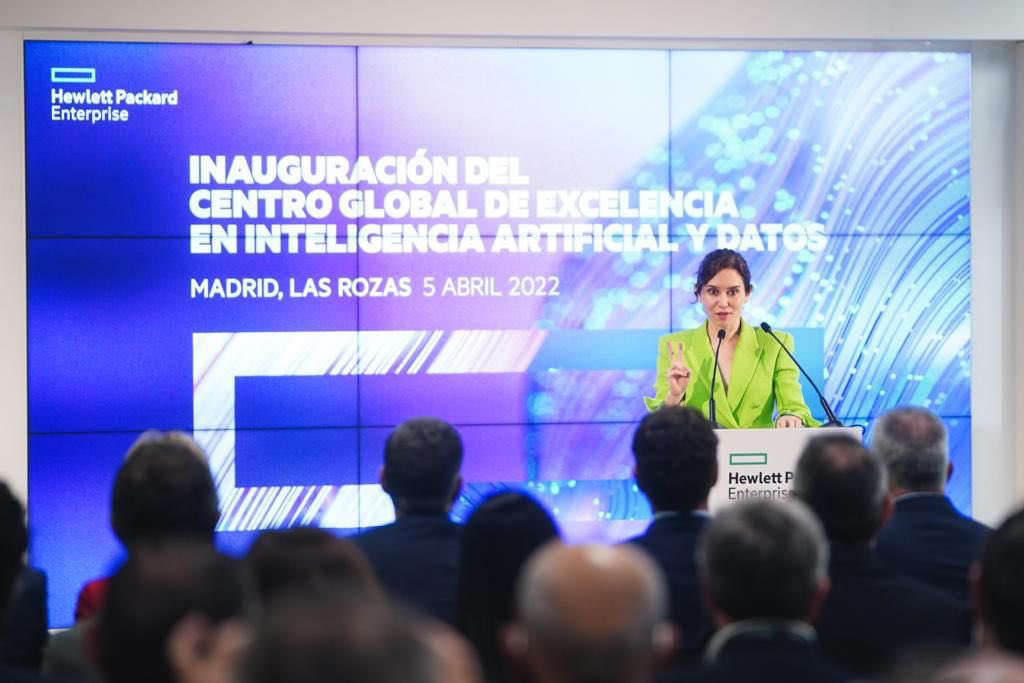 IdiazAyuso's tweet photo. La Comunidad va a constituir 4 cluster digitales nuevos en Las Rozas de Madrid, Tres Cantos, Leganés y Torrejón de Ardoz y conectarán a estudiantes con empresas.

Anuncio desde el nuevo Centro Global de Excelencia en Inteligencia Artificial y Datos de HP Enterprise en #LasRozas. https://t.co/0Yzng0eFqd
