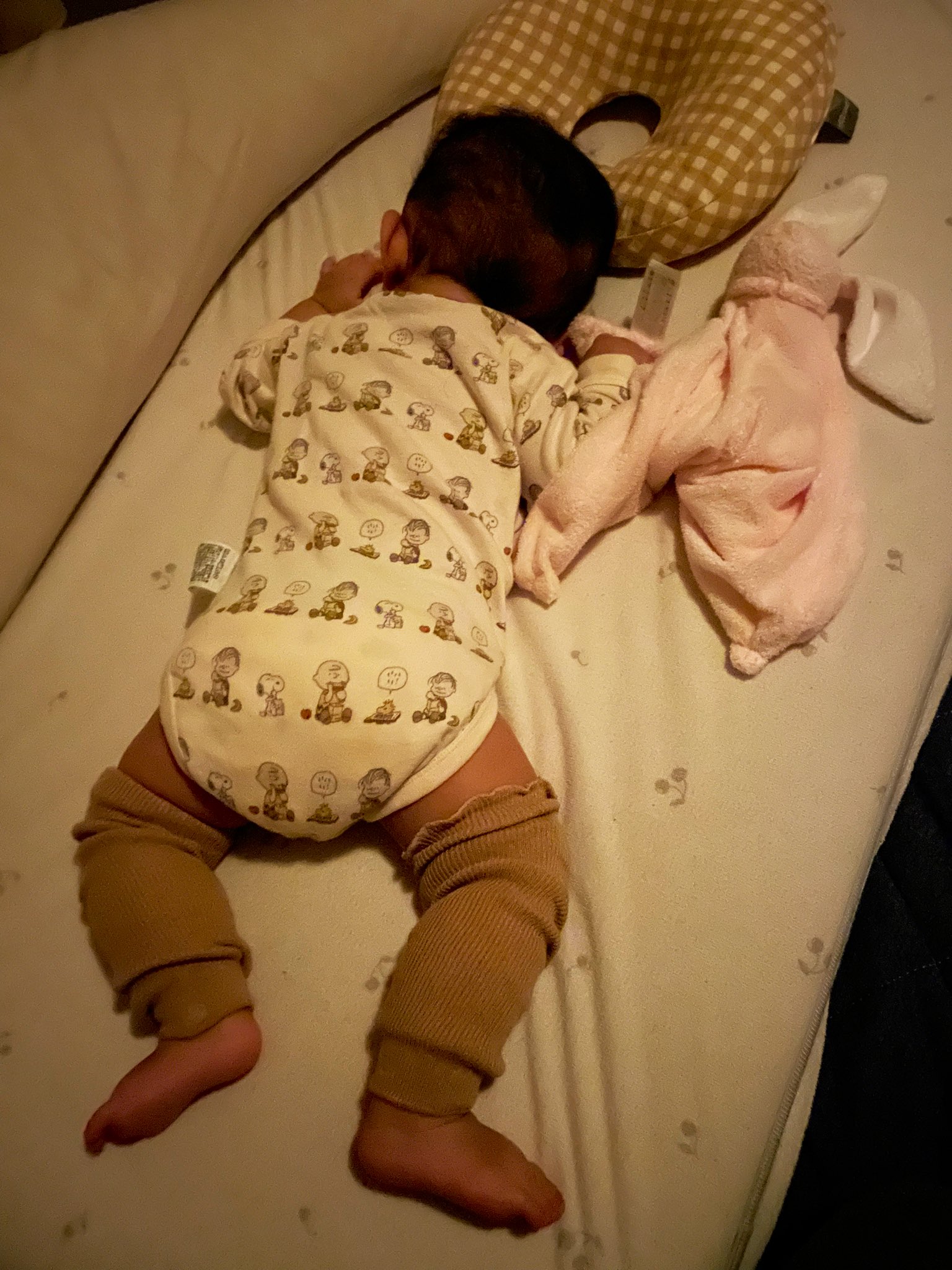 鈴木晴香 4ヵ月26日 はじめてのうつ伏せ寝 眠そうにもぞもぞしてて おしりトントンしてたらねんねした うつ伏せ寝嫌いな子だから 一人でテンション上がってしまった ツイートまでしてる笑 無事に起こさず仰向けにできました おやすみミニ