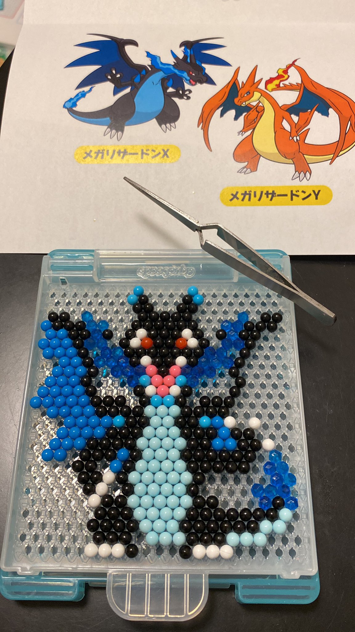 グドすぴ 少し久しぶりにアクアビーズ制作中 子供からのリクエストで今回はメガリザードンx ポケモンのキャラ クソ難しい どういう角度のどういうポーズにすればこの素材でキャラクターを表現出来るのか 疲 アクアビーズ ポケモン T