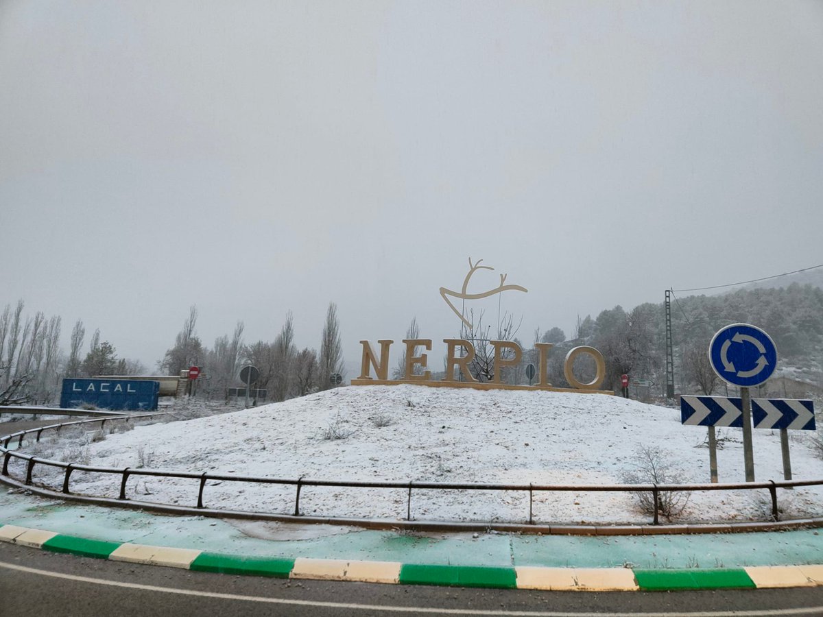 MeteOrihuela's tweet photo. ¡Paisaje teñido de blanco en el inicio de #abril! Esta mañana (05/04/2022), nevando en el entorno de #Nerpio (#Albacete), a una altitud de unos 1100 msnm. Bello enclave de la #SierraDelSegura. Imágenes: J Andrés Álvarez. https://t.co/GbUt5aAFMe