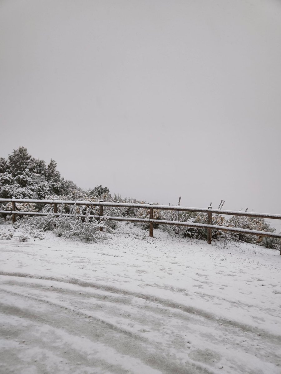 MeteOrihuela's tweet photo. ¡Paisaje teñido de blanco en el inicio de #abril! Esta mañana (05/04/2022), nevando en el entorno de #Nerpio (#Albacete), a una altitud de unos 1100 msnm. Bello enclave de la #SierraDelSegura. Imágenes: J Andrés Álvarez. https://t.co/GbUt5aAFMe