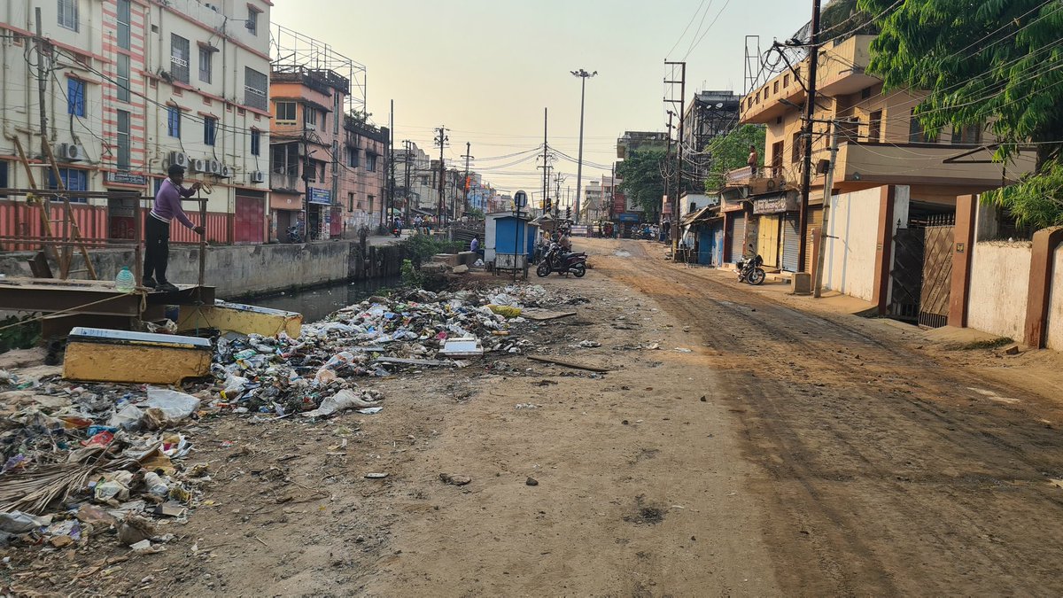 ansupanda's tweet photo. #SulabhShauchalay at Bajrakabati professorpada Cuttack, govt approved open excretion ground. Please visit for amazing smell of landfill in the middle of the millennium city.
Brought to you by
@CMCCuttack #JICA https://t.co/lwDBkRyh57