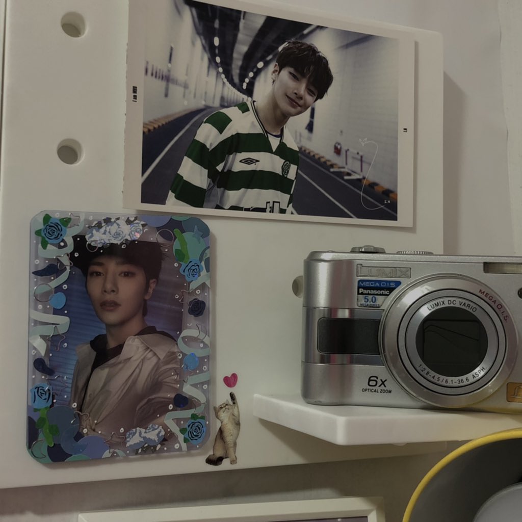 my desk is full of jeongin 🎀👛🪡