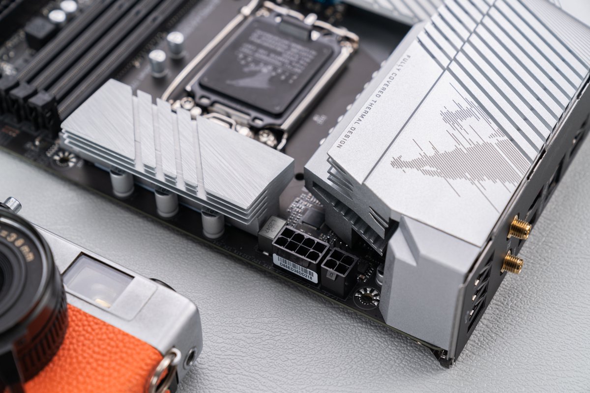 aorus_es's tweet photo. ⭐️B660M AORUS PRO AX DDR4🤤
#B660M #TheNewKingOfGaming https://t.co/hYfmWpchuM