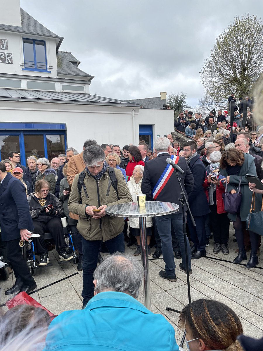 #Finistere #Bretagne 
Notre président <a href="/EmmanuelMacron/">Emmanuel Macron</a> à la rencontre des habitants du territoire . #Spezet .
Bienvenue ! #EmmanuelMacronavecvous